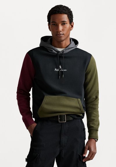 Sweatshirt à capuche avec un torse noir, des manches bordeaux et vert, et une capuche grise. Comprend une poche avant et un logo brodé.