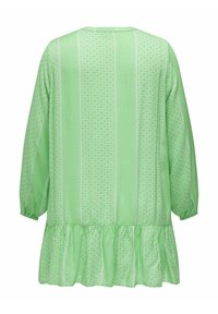 Groene jurk met lange mouwen, een ronde halslijn en een gerimpelde zoom. De stof heeft een geometrisch patrooon en verticale strepen.