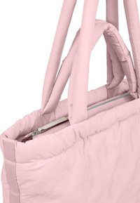 Borsa a spalla trapuntata di colore rosa con manici robusti, caratterizzata da una chiusura con cerniera e una superficie liscia e morbida. Gli accessori metallici sono in tonalità argento.