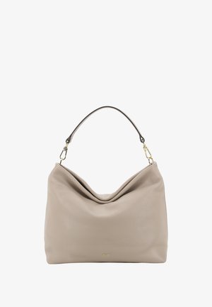 Sac à main en cuir beige avec un design doux et drapé. Il dispose d'une anse courbée avec des accessoires en or et d'un logo de marque discret en bas.