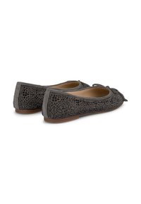 Ballerine in suede grigio con superficie texturizzata e intricate decorazioni, punta rotonda e dettaglio a fiocco nella parte frontale.