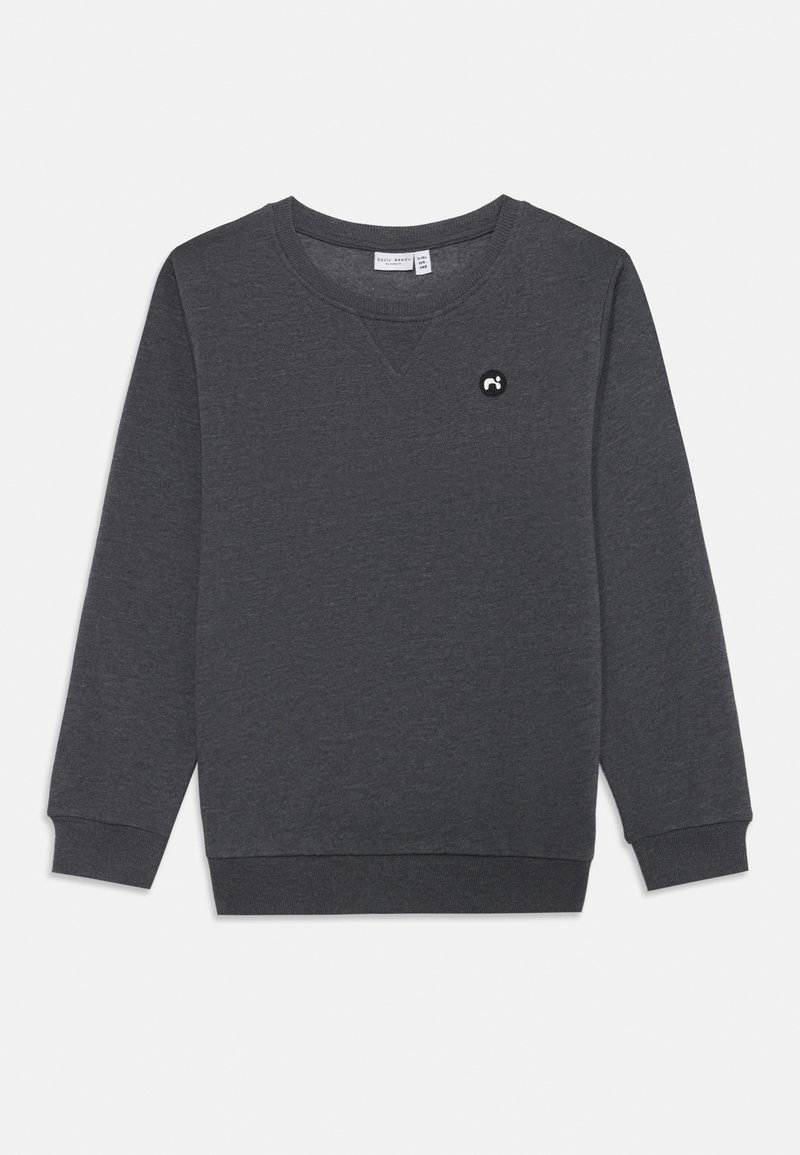 Sudadera gris con escote en V, mangas largas, puños y dobladillo acanalados. Presenta un pequeño logotipo circular en el frente. Textura de tela suave.