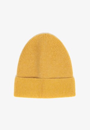 Żółta żeberkowana czapka beanie z podwiniętym mankietem, wykonana z miękkiej, teksturowanej przędzy. Prosty design bez widocznych wzorów czy akcentów.
