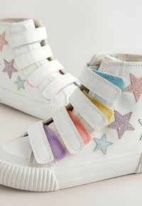 Weiße High-Top-Sneaker mit drei Klettverschlüssen, die mit bunten Glitzerstern-Akzenten in Pink, Blau, Gelb, Lila und Hellblau verziert sind.