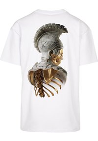 Valge T-särk, millel on detailne graafika marmorist ja kullast soojaehitusest, rõhutades luustikku ja dekoratiivset kiivrit.