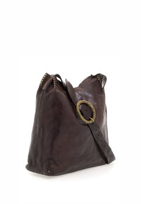 Borsa a tracolla in pelle marrone con superficie texture, grande fibbia circolare dorata e dettagli con borchie sulla tracolla. Design morbido.