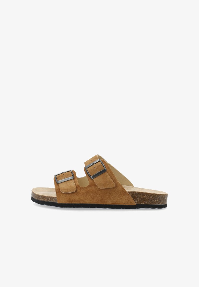 Sandalias de ante marrón con dos correas de hebilla metálica ajustables, una plantilla de corcho y suela de goma texturizada para mayor agarre. Diseño casual.