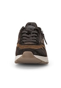 Braune Wildleder-Sneaker mit Mesh-Einsätzen, flacher Schnürung, seitlichem Reißverschluss und einer gummierten, hellen Sohle. Strukturierte Akzente entlang der Seiten.