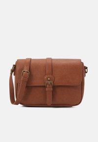 Brun faux læder crossbody taske med klaplukning, justerbar rem og messingdetaljer. Glat tekstur, rektangulær form.