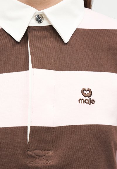 Καφέ και απαλό ροζ ράγκμπι πουκάμισο με γιακά, ευρείες οριζόντιες ρίγες και κεντημένο λογότυπο "maje" στο αριστερό στήθος.