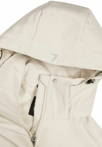 Beige gewatteerde jas met een gladde buitenkant, zachte fleece binnenvoering, ritsluiting en een zilver logo. Inclusief drukknopen en klitteband details.