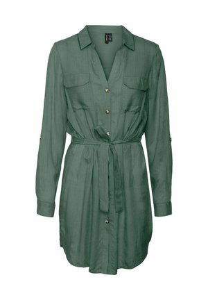 Grøn skjortekjole med lange ærmer, krave, knapper foran, brystlommer og et stofbælte til at binde i taljen.