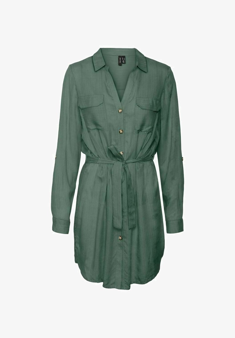 Groene jurk met lange mouwen, een kraag, knopen aan de voorkant, borstzakken en een stoffen tailleceintuur.