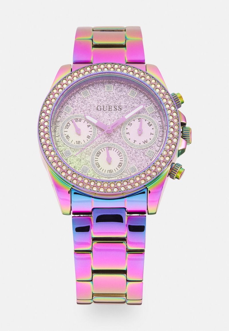 Montre Guess en métal irisé avec lunette ornée de cristaux, trois sous-cadrans, cadran texturé rose et bracelet à maillons métalliques.