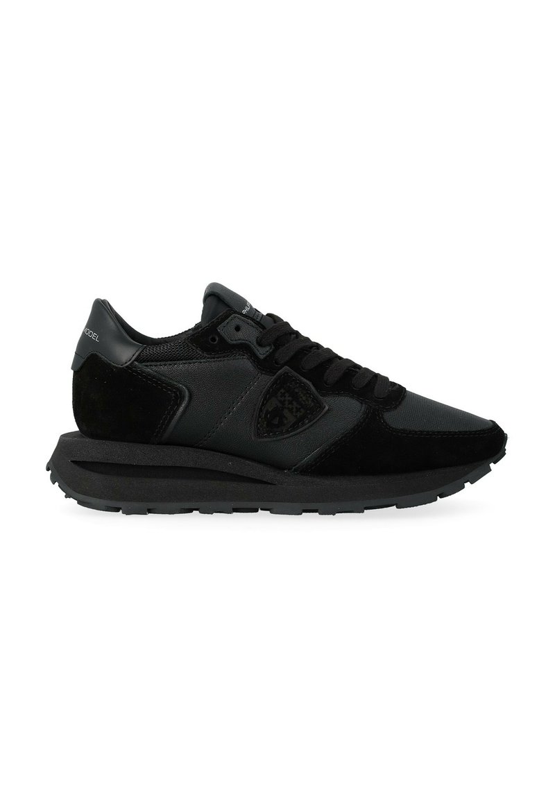 Sneaker sportive neri realizzati con un mix di pelle e camoscio, un emblema nero testurizzato, lacci piatti e una suola spessa in gomma con una leggera scolpitura.