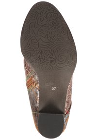 Bruine leren schoenenzool met een gestructureerd bloemmotief, met een puntige vorm en maat 37. Accenten in groene en metallic tinten.
