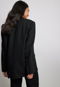 NA-KD OVERSIIZE - Cappotto corto - black