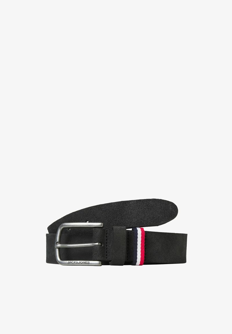 Ceinture en daim noir avec boucle en métal argenté et une boucle en tissu à rayures rouges, blanches et bleues, pliée sur un fond blanc.