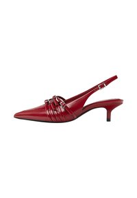 Escarpin slingback rouge à bout pointu avec talon kitten et plusieurs fines lanières munies de boucles argentées sur le devant et la sangle latérale réglable.