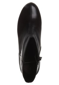 Černé kožené kotníkové boty s elegantním designem, špičatou špičkou a detailem bočního zipu. Hladká textura a minimalistická silueta.
