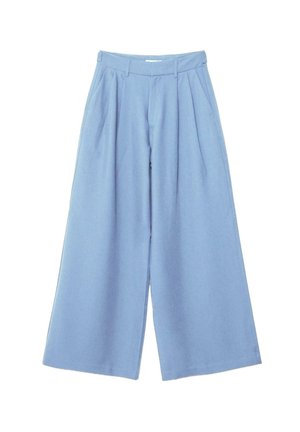 Pantalon large bleu clair avec plis, passants de ceinture et poches latérales, présenté à plat sur fond blanc.
