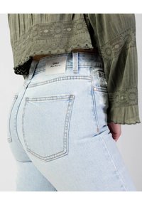 ONLY Pieguloša piegriezuma džinsi - light blue denim