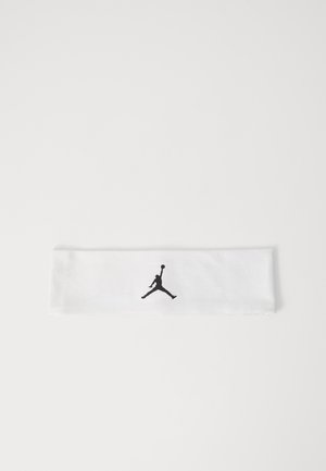 Hvit stoffhodebånd med en svart Jumpman-logo. Glatt tekstur, rektangulær form, minimalistisk design som passer til sport eller hverdagsbruk.