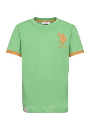 T-shirt verde a maniche corte con bordino arancione su maniche e colletto, con logo del giocatore di polo USPA arancione sul petto a sinistra.