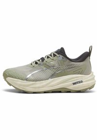 Zapatilla de running verde claro con parte superior de malla, acentos reflectantes y una gruesa entresuela de color crema etiquetada como "NITRO". Suela con tacos para senderismo.