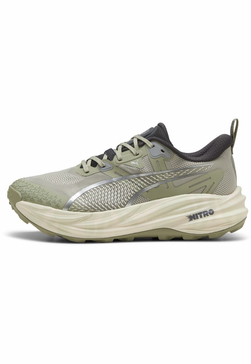 Zapatilla de running verde claro con parte superior de malla, acentos reflectantes y una gruesa entresuela de color crema etiquetada como "NITRO". Suela con tacos para senderismo.