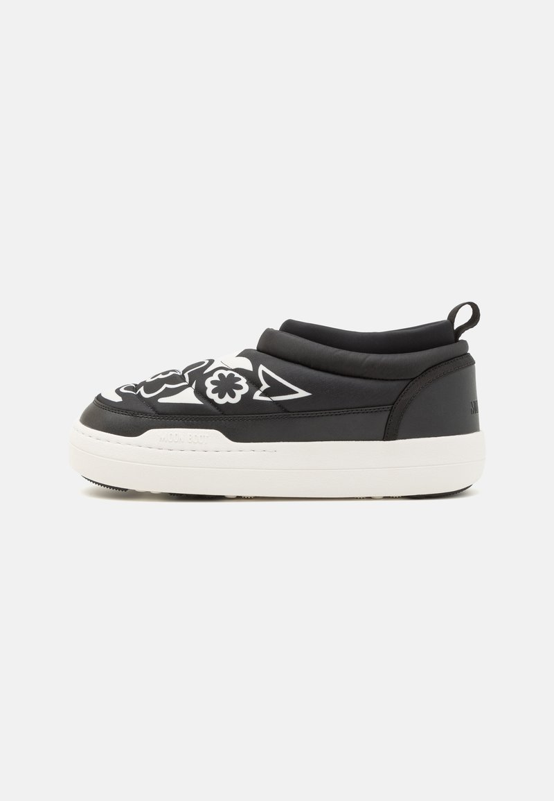 Fekete slip-on sneaker, puha felsőrésszel, fehér virágmintákkal, kerek orral, párnázott nyakkal és fehér gumitalppal.