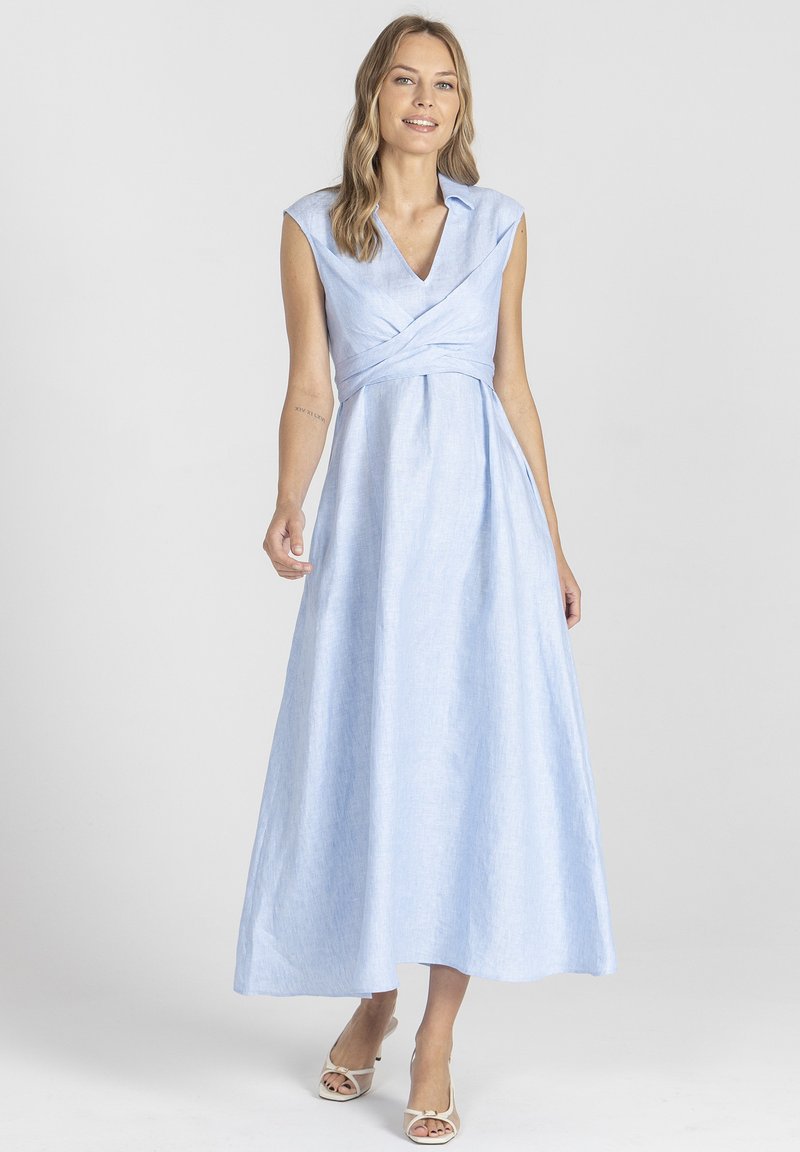 Jasnoniebieska, bezrękawnikowa maxi sukienka z fasonem kopertowym, dekoltem w serek i gładką fakturą lnu. Posiada zwiewną spódnicę i proste akcenty.