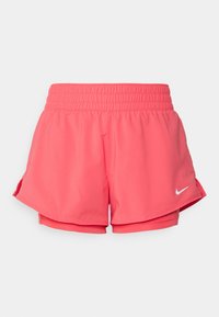 Rosa träningsshorts med resårmidja, i en lagrad design och en liten vit Nike-logotyp på vänster sida.
