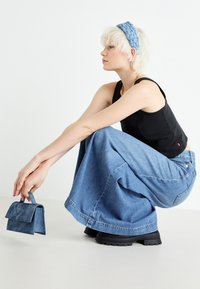 GAP FEATHERWEIGHT SKIRT - Farmerszoknya - light wash indigo