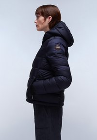 Granatowa kurtka puchowa z kapturem, pikowany wzór, zamek błyskawiczny z przodu i naszywka z logo na rękawie. Miękki, trwały materiał o gładkim wykończeniu.