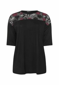 Mustapaita, jossa on kolme neljännestuntia hihat, läpinäkyvä musta kukkakirjailtu kaula-aukko ja rento istuvuus. Sisältää ruusun ja lehden kuvioita burgundinpunaisena ja valkoisena.