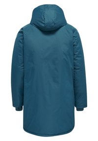 Manteau d'hiver long matelassé bleu avec capuche, poignets visibles et ourlet incurvé, montré de dos sur fond blanc.