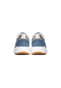 Sneaker in denim con tomaia in tessuto blu rovinato, dettagli metallici dorati, suola bianca e battistrada in gomma beige.