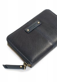 Portafoglio in pelle blu navy con superficie testurizzata, zip color oro e un'etichetta in pelle blu con il nome del marchio e due borchie oro.