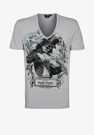 Šedé bavlněné tričko s výstřihem do V, zdobené černobílou ilustrací kostry hrající na housle, doplněné dekorativními prvky.