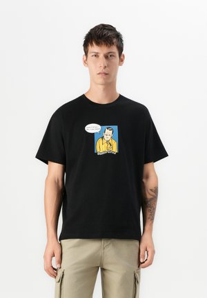 Zwarte t-shirt met korte mouwen, voorzien van een kleurrijk grafisch ontwerp van een man in een geel shirt met een spraakwolk, gelabeld "Santa Cruz."