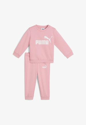 Rózsaszín tréningruha szett, hosszú ujjú felsőből és hozzáillő nadrágból áll, puha anyagból készült, fehér Puma logóval mindkét darabon.