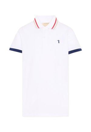 Polo blanc manches courtes avec bords de manches bleu marine, col rayé rouge et beige, patte à deux boutons et petit logo bleu marine brodé sur la poitrine gauche.