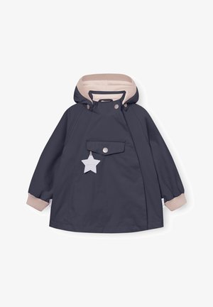 Granatowa dziecięca kurtka przeciwdeszczowa z beżową wyściółką kaptura i mankietami, przednią kieszenią zapinaną na guzik oraz zawieszką w kształcie gwiazdy.