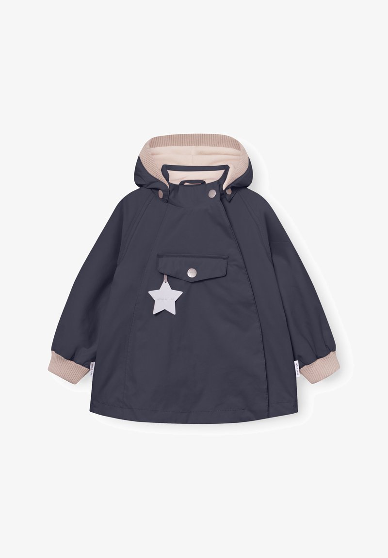 Παιδικό αδιάβροχο μπουφάν σε ναυτικό μπλε με μπεζ επένδυση στην κουκούλα και τα μανίκια, μπροστινή τσέπη με κουμπί και κρεμαστή ετικέτα σε σχήμα αστεριού.
