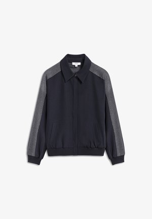 Marineblauer Bomberjacke mit grauen Strickakzenten an den Ärmeln, Front-Reißverschluss und seitlichen Taschen. Weicher Stoff mit gerippten Bündchen und Saum.