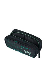 Astuccio nero con un motivo in codice binario verde, dotato di doppie zip e un logo. Realizzato in un tessuto resistente con una texture liscia.