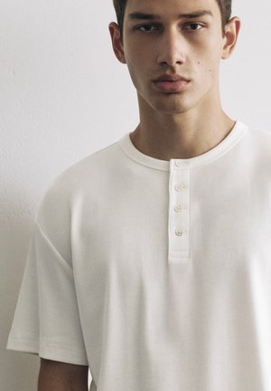 PULL&BEAR, SLIM FIT WITH HENLEY NECK - T-SHIRT - Osnovna majica kratkih rukava - white