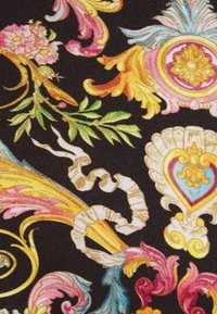 Motif de tissu de style baroque avec des motifs floraux et volutes ornés en or, rose, bleu et vert sur fond noir.