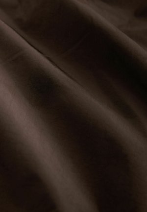 Barna szövet, sima, enyhén fényes textúrával, finom redőkkel és kifinomult felülettel, amely különböző textil alkalmazásokhoz megfelelő.